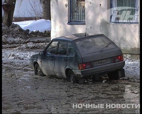 Не опять, а снова. В Екатеринбурге - очередное коммунальное ЧП: холодной водой затопило дорогу и несколько домов